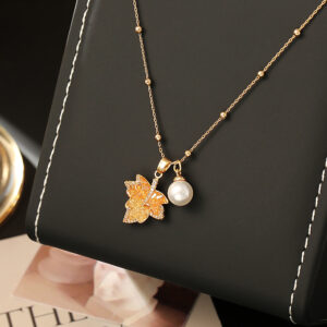 Retro Gradient Crystal Maple Leaf Pearl Necklace